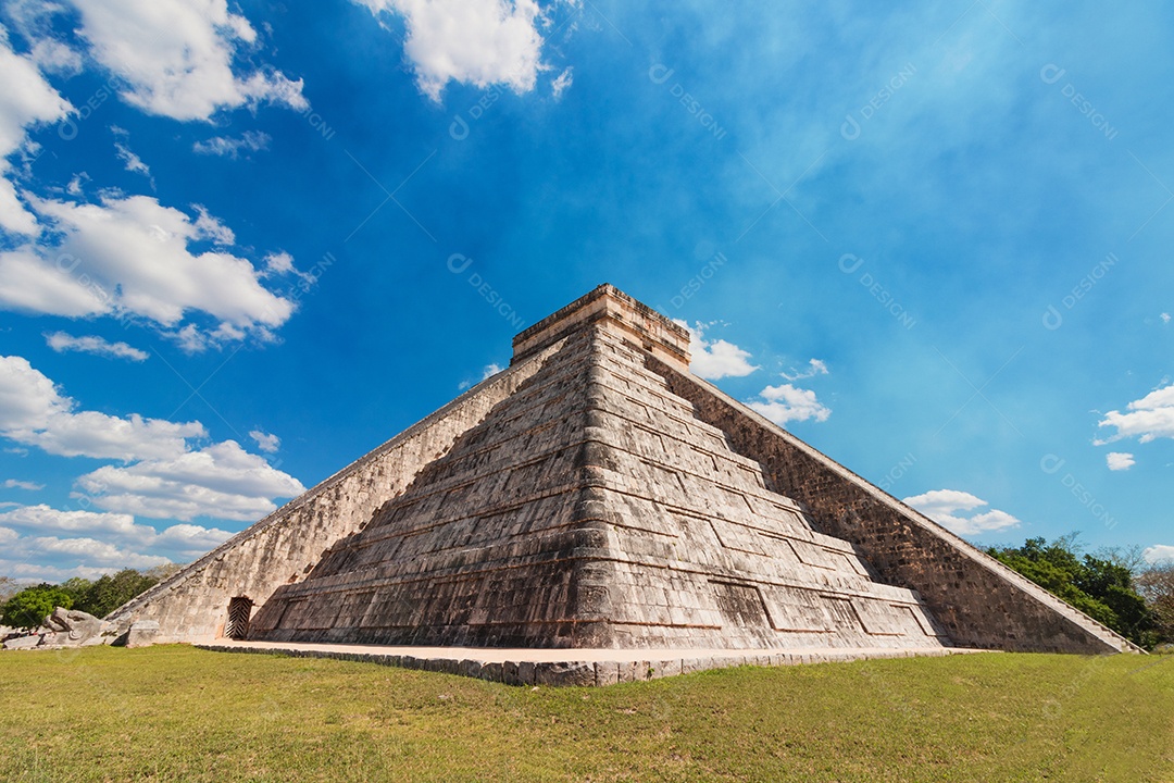 Pirâmide do templo Maia de Kukulcán, México Chichen Itza Maya Ruins