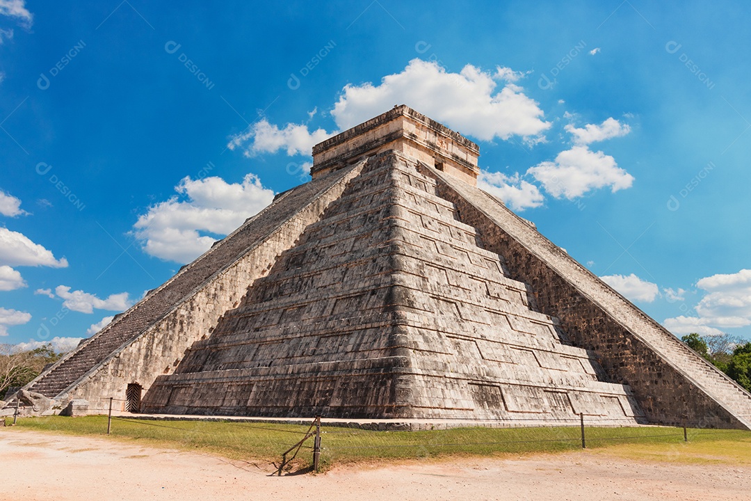 Pirâmide do templo Maia de Kukulcán, México Chichen Itza Maya Ruins