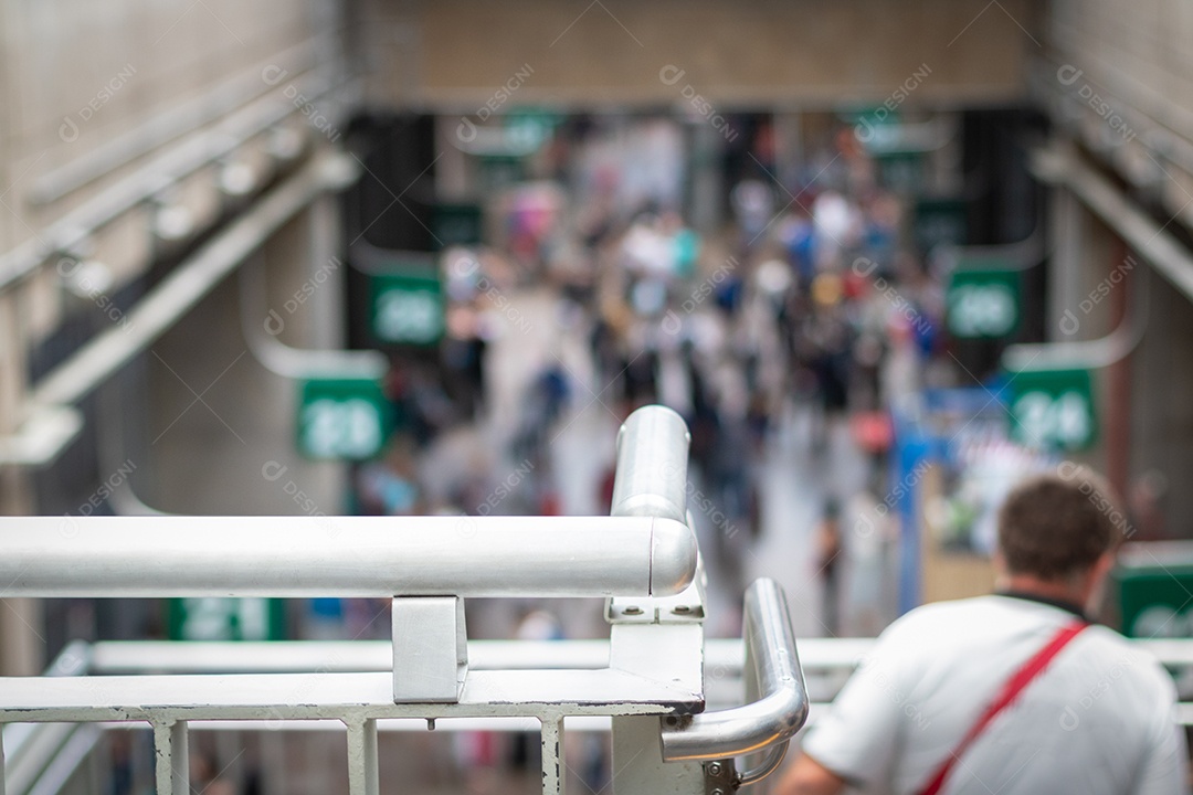 Os povos apressam-se ou esperam trem - SAO PAULO, BRASIL - 25 de dezembro de 2018:
