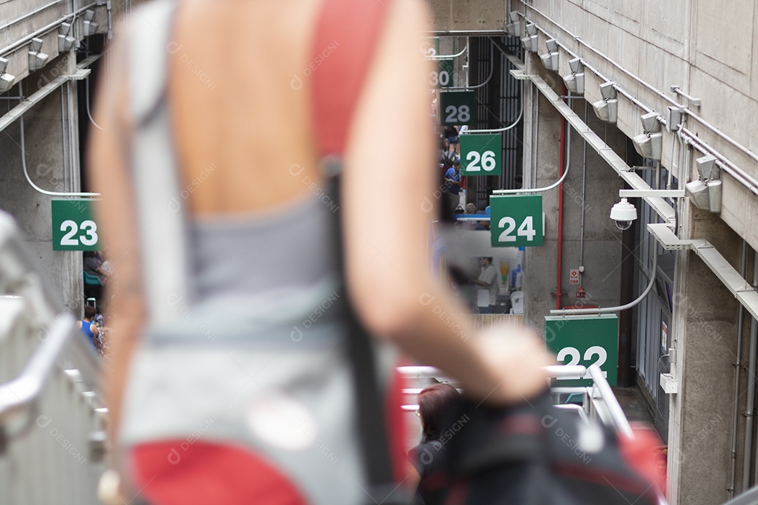 Os povos apressam-se ou esperam trem - SAO PAULO, BRASIL - 25 de dezembro de 2018: