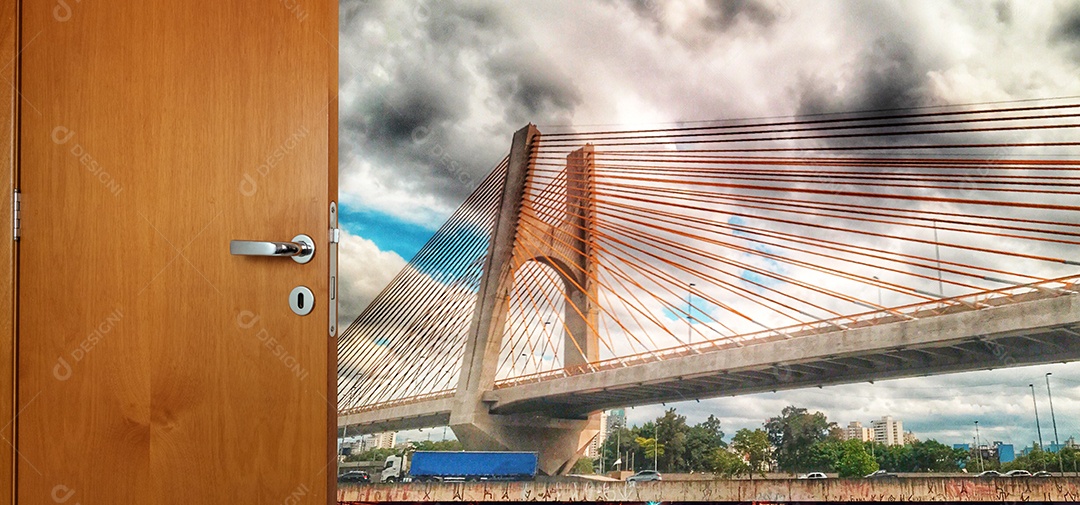 Abrindo a porta para um novo lugar especial. Cidade de São Paulo ao fundo