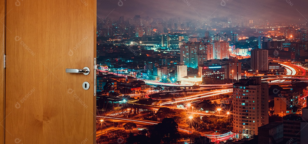 Abrindo a porta para um novo lugar especial. Cidade de São Paulo ao fundo