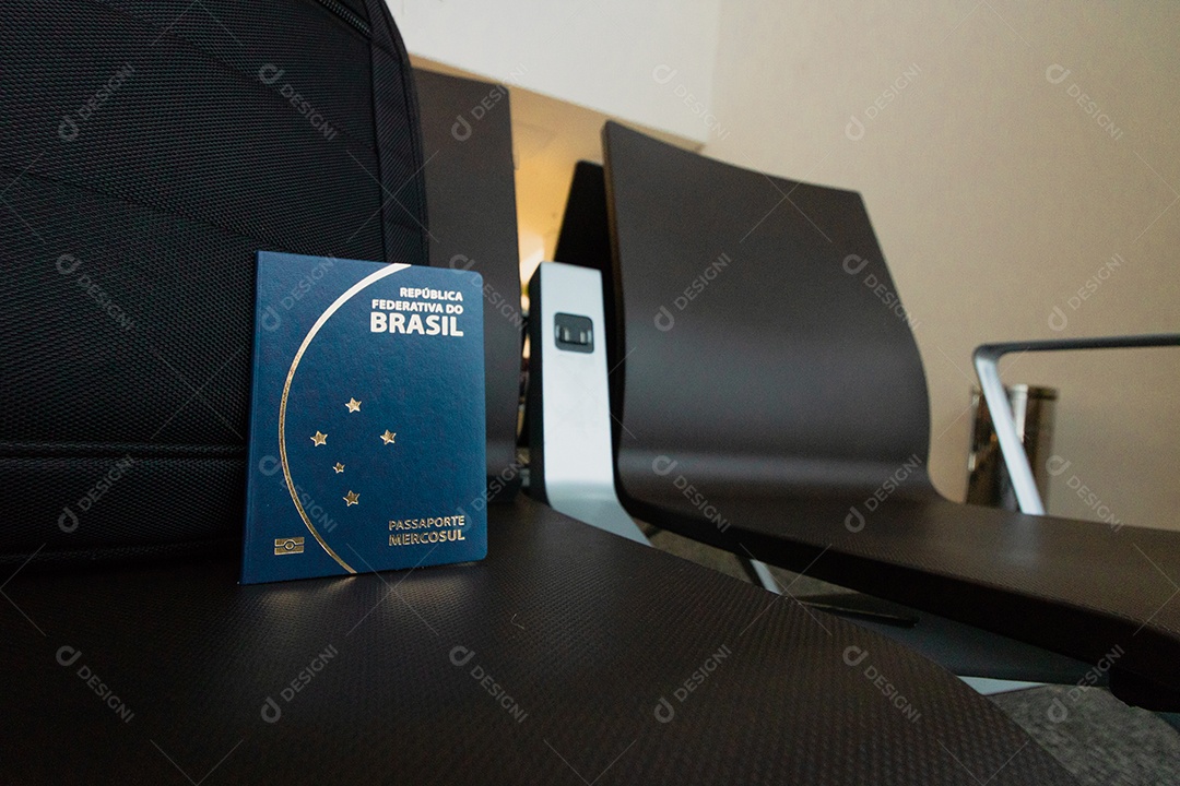 Passaporte brasileiro perto de uma mochila.