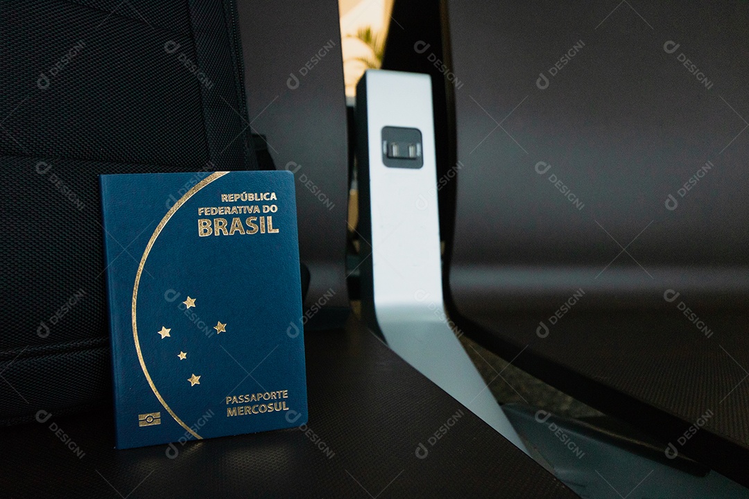 Passaporte brasileiro perto de uma mochila no aeroporto ou rodoviária.