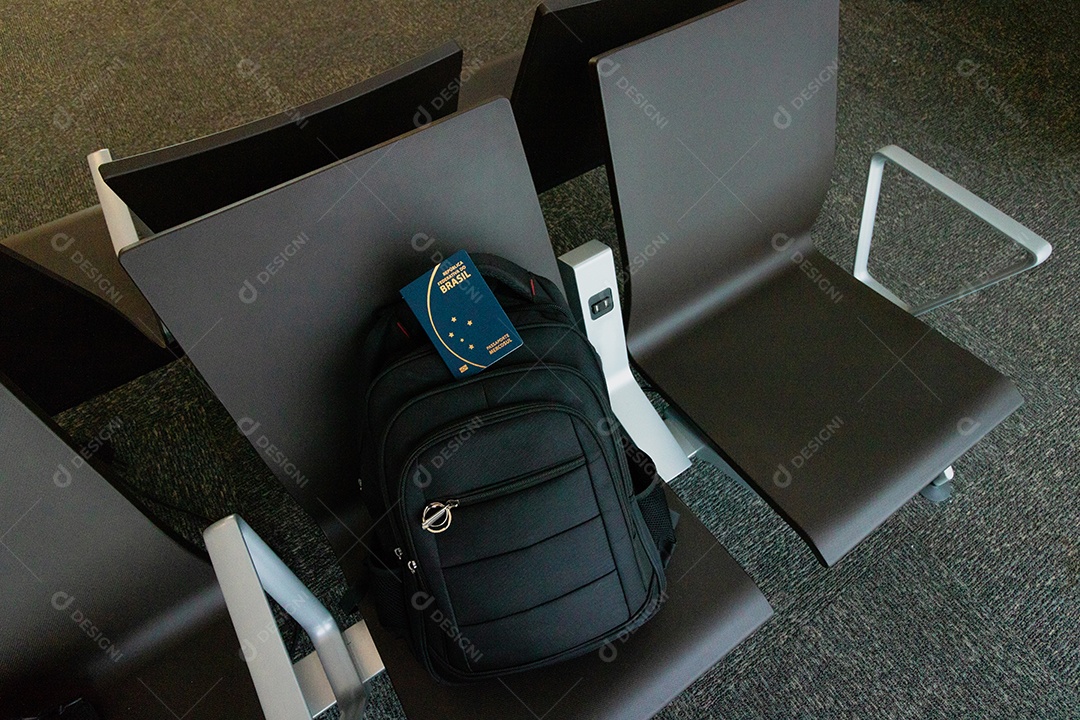 Passaporte brasileiro perto de uma mochila no aeroporto ou rodoviária.