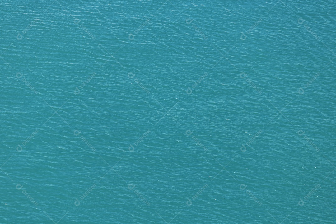 Água verde azul nas ondas brasileiras.