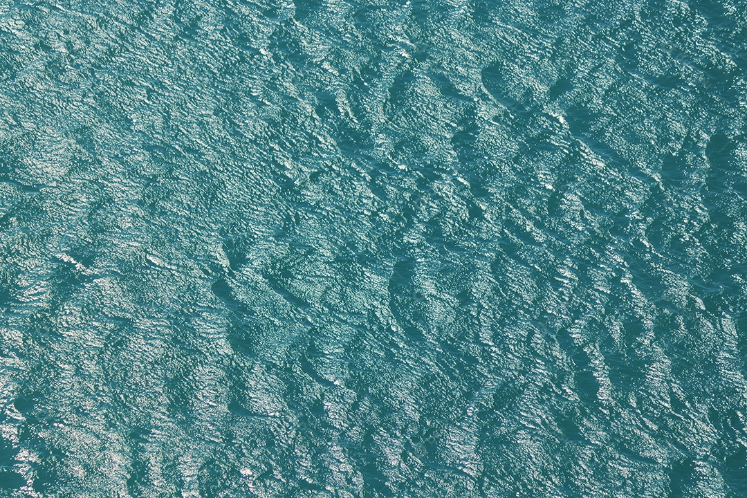 Água verde azul nas ondas brasileiras.