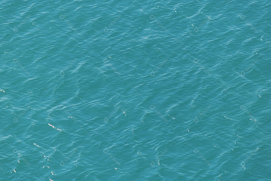 Água verde azul nas ondas brasileiras.