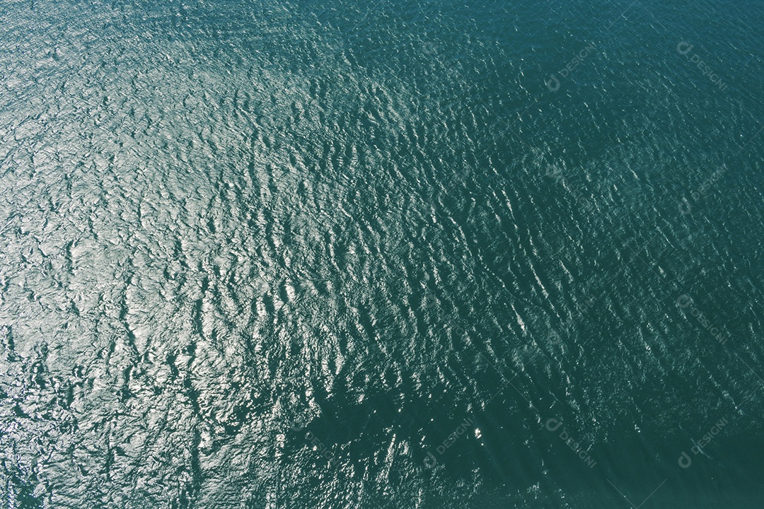 Água verde azul nas ondas brasileiras.