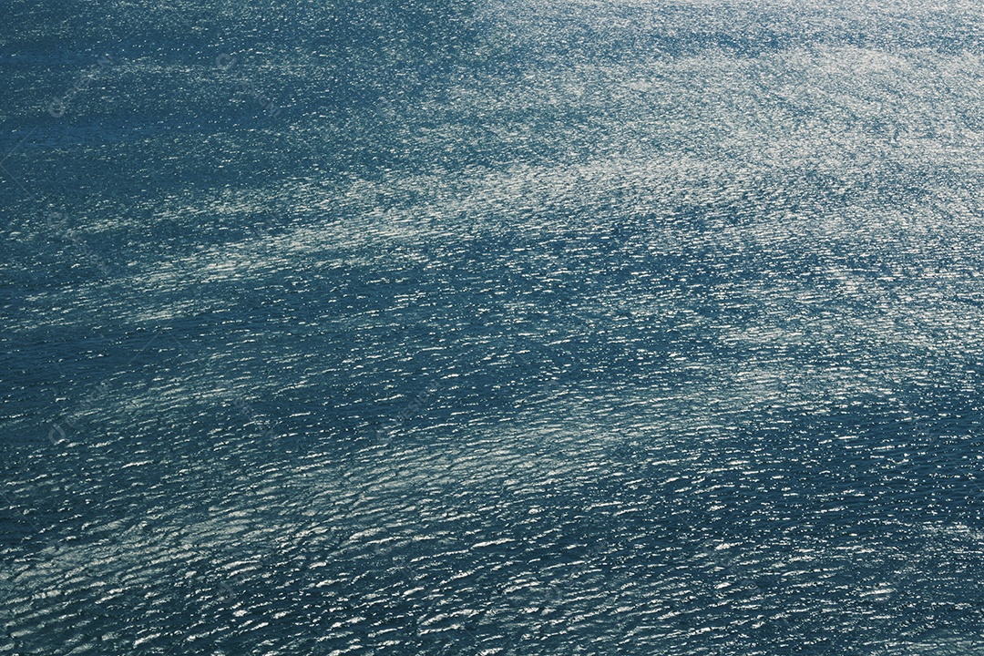 Água verde azul nas ondas brasileiras.