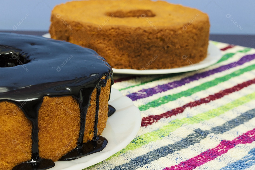 Sobremesa tradicional brasileira de bolo de cenoura com chocolate.