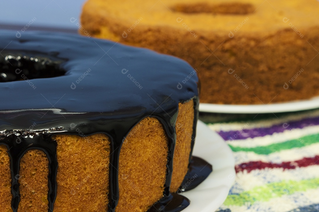 Sobremesa tradicional brasileira de bolo de cenoura com chocolate.