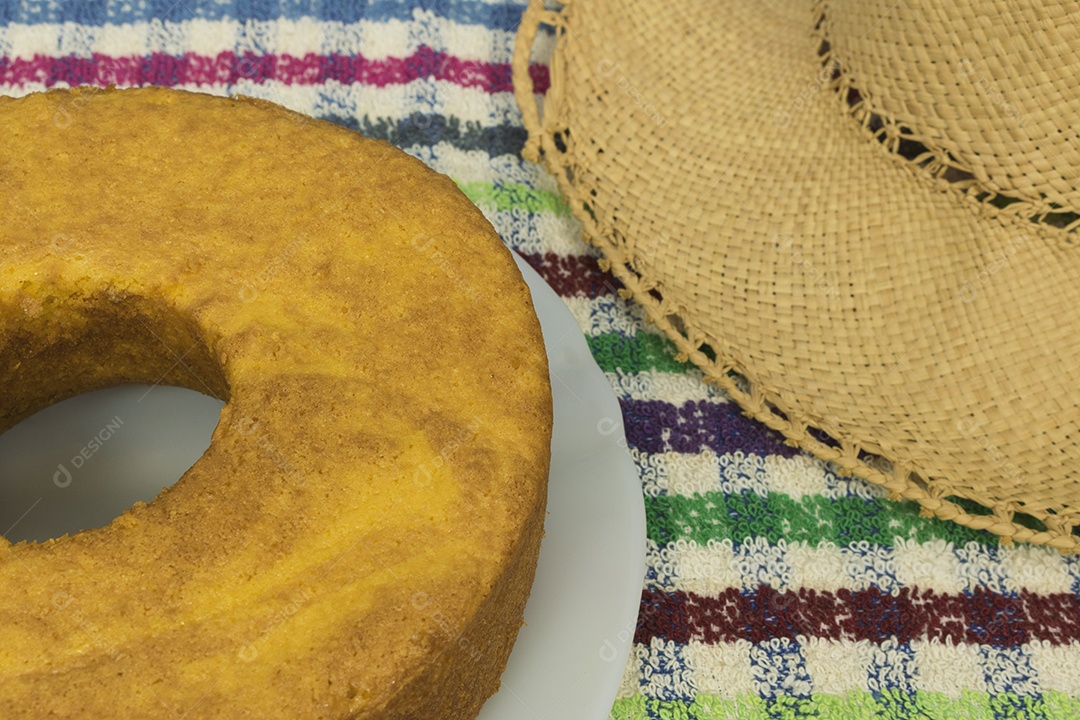 Sobremesa tradicional brasileira de bolo de cenoura com chocolate.