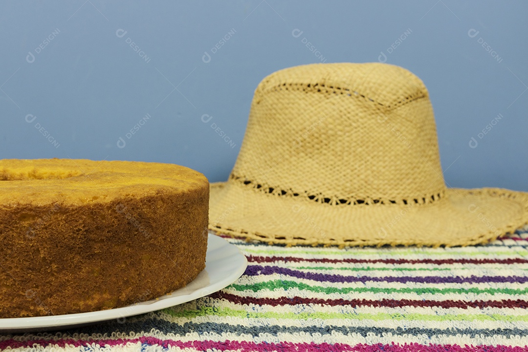 Sobremesa tradicional brasileira de bolo de cenoura com chocolate.