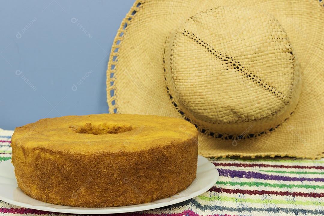 Sobremesa tradicional brasileira de bolo de cenoura com chocolate.
