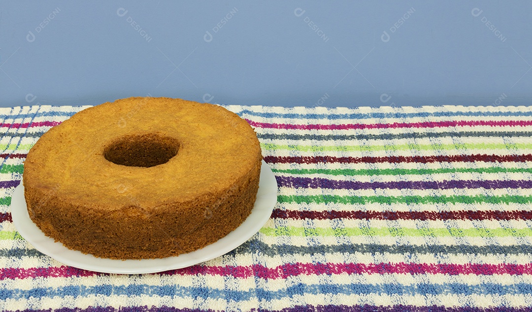 Sobremesa tradicional brasileira de bolo de cenoura com chocolate.