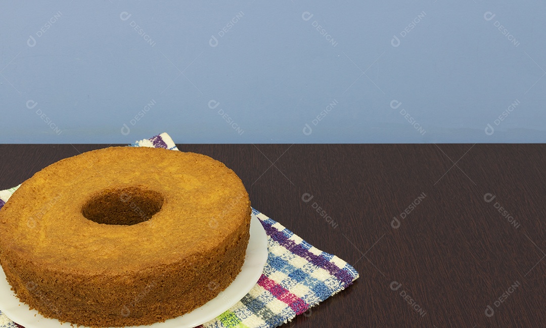 Sobremesa tradicional brasileira de bolo de cenoura com chocolate.
