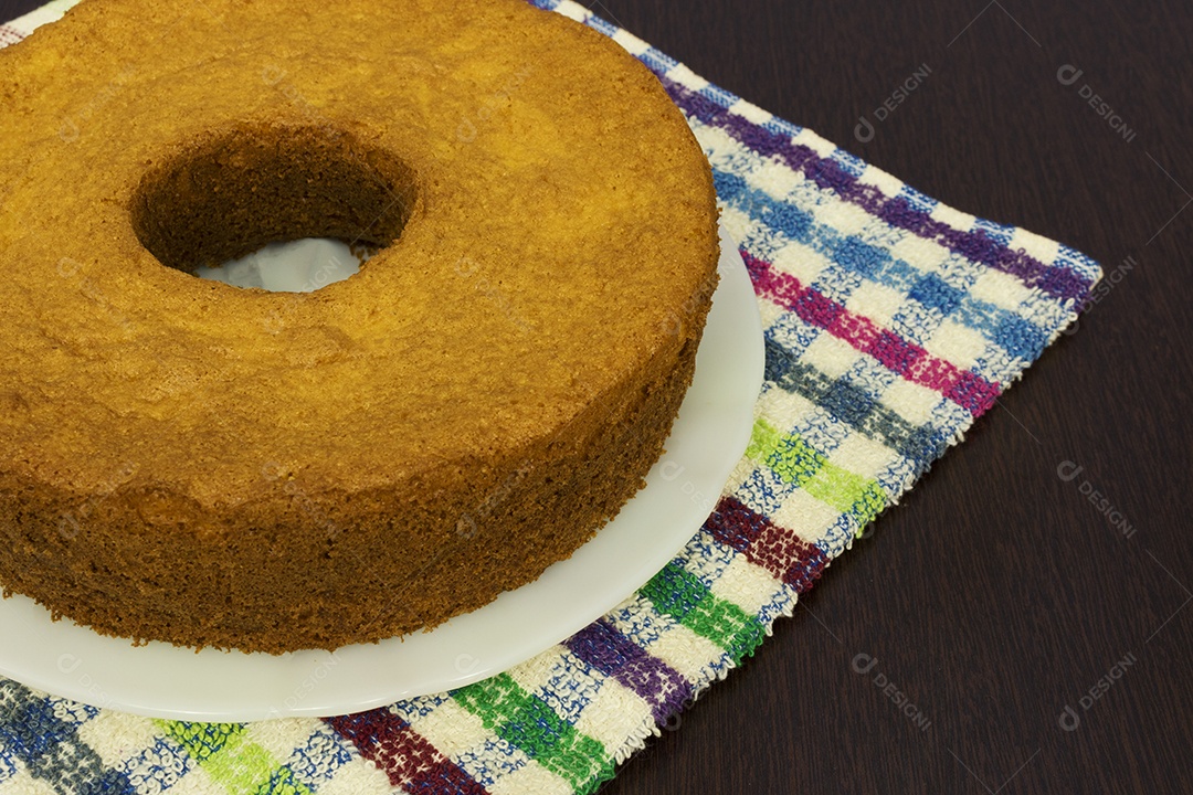 Sobremesa tradicional brasileira de bolo de cenoura com chocolate.