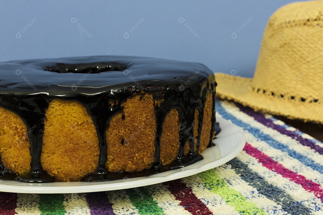 Sobremesa tradicional brasileira de bolo de cenoura com chocolate.