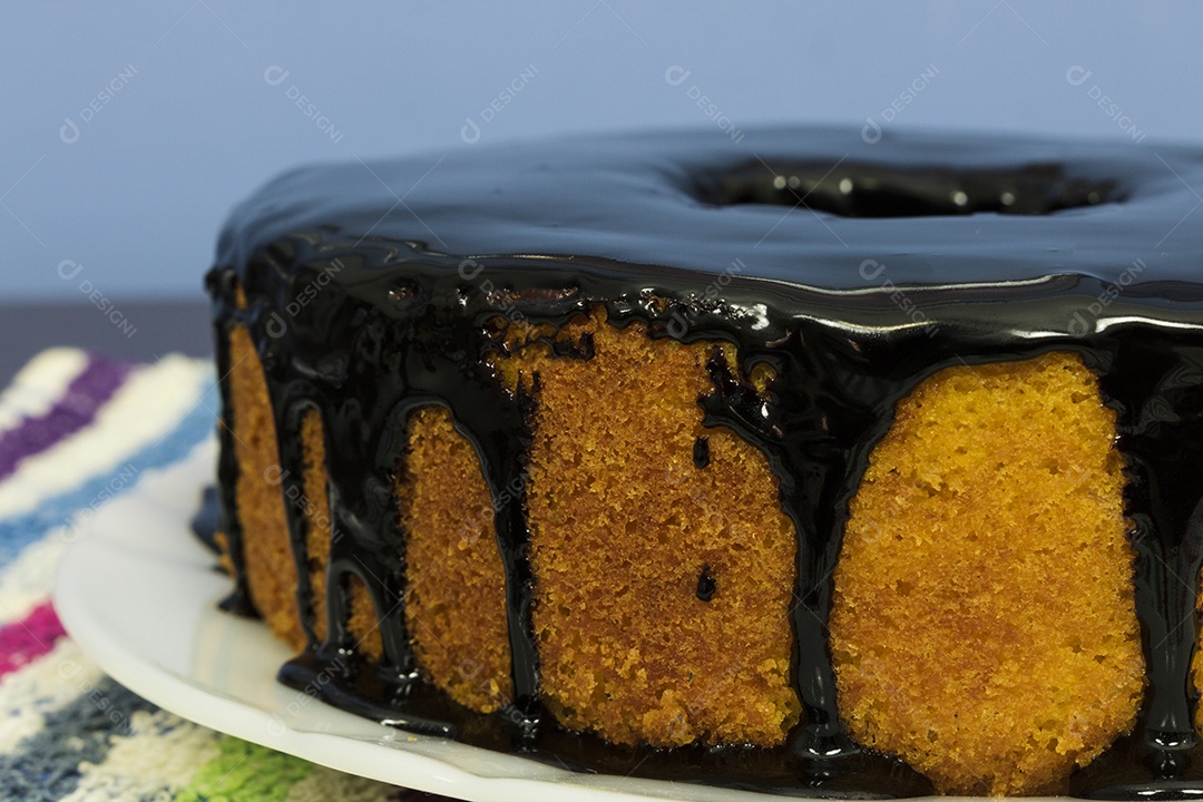 Sobremesa tradicional brasileira de bolo de cenoura com chocolate.