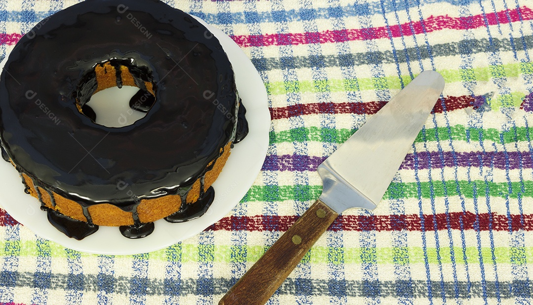 Sobremesa tradicional brasileira de bolo de cenoura com chocolate.