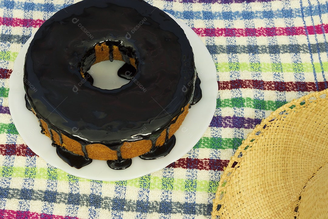 Sobremesa tradicional brasileira de bolo de cenoura com chocolate.