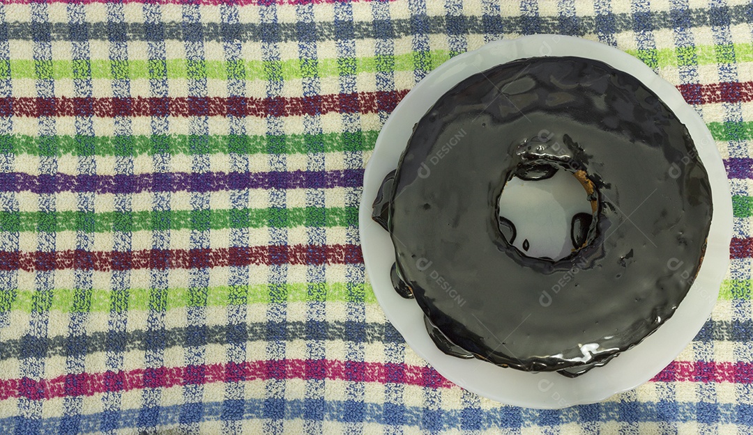 Sobremesa tradicional brasileira de bolo de cenoura com chocolate.