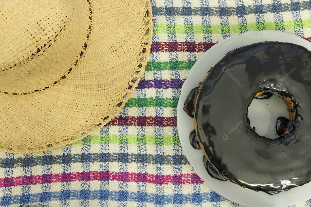 Sobremesa tradicional brasileira de bolo de cenoura com chocolate.