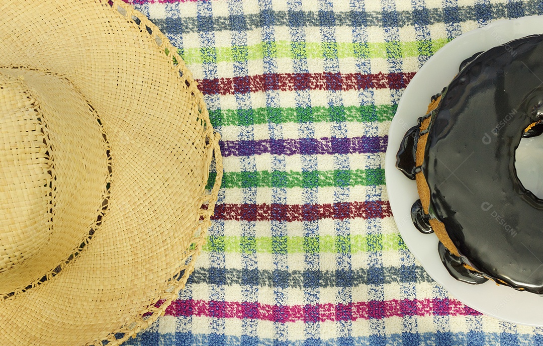 Sobremesa tradicional brasileira de bolo de cenoura com chocolate.