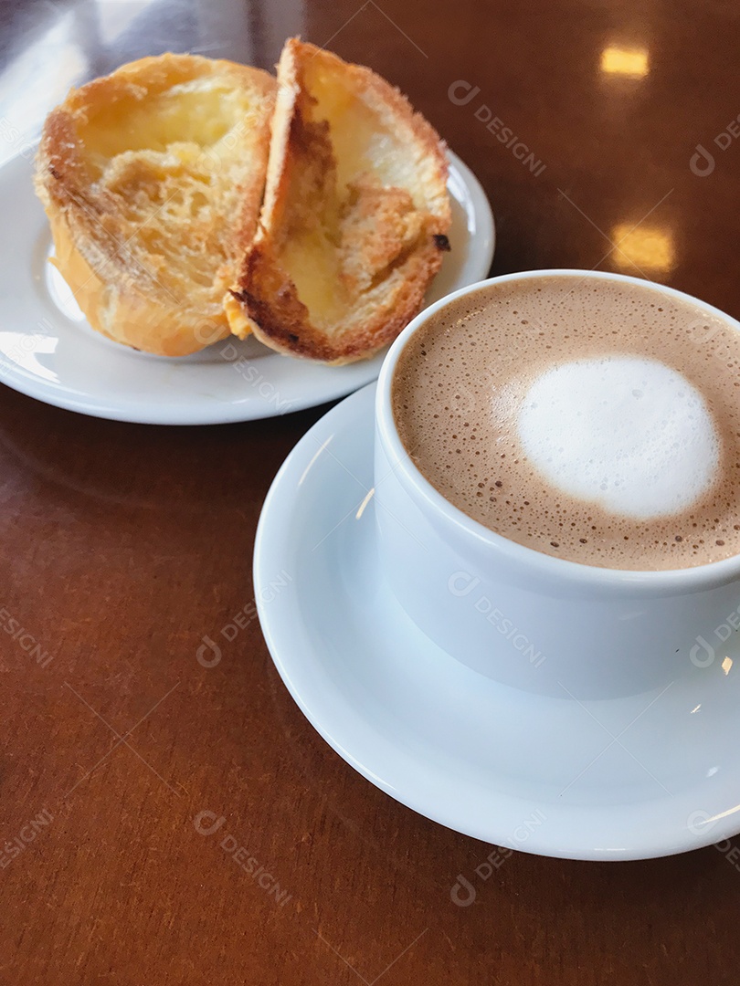 Café da manhã brasileiro. Xícara de capuccino e pão torrado com manteiga