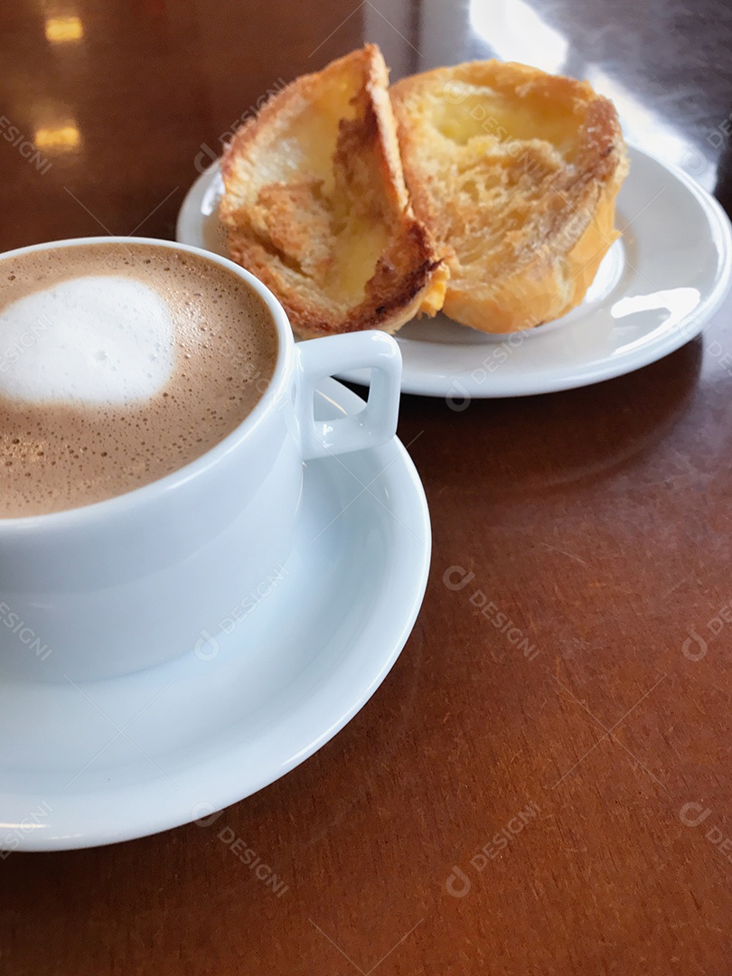 Café da manhã brasileiro. Xícara de capuccino e pão torrado com manteiga