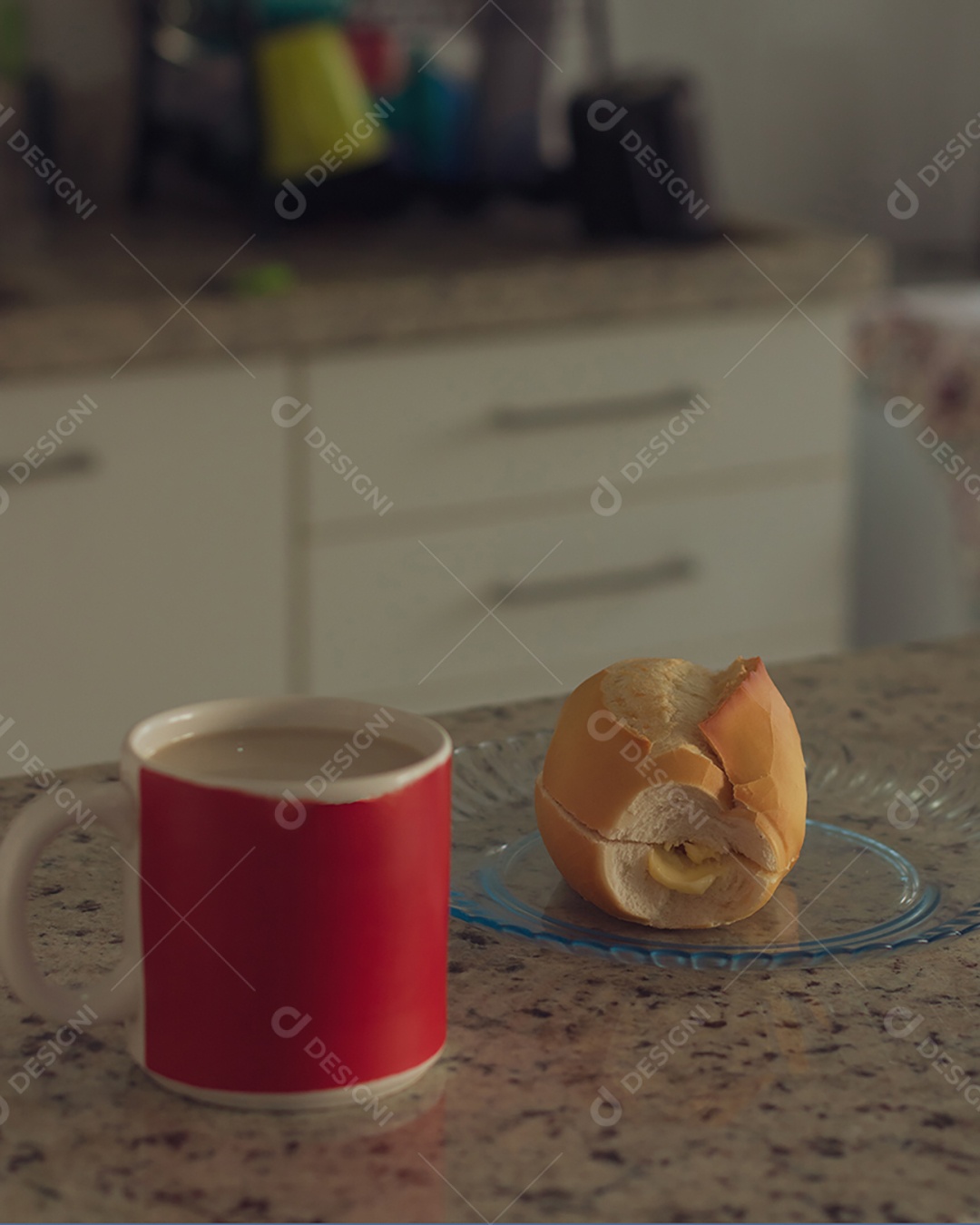 Café da manhã brasileiro. Xícara de café e pão torrado com manteiga