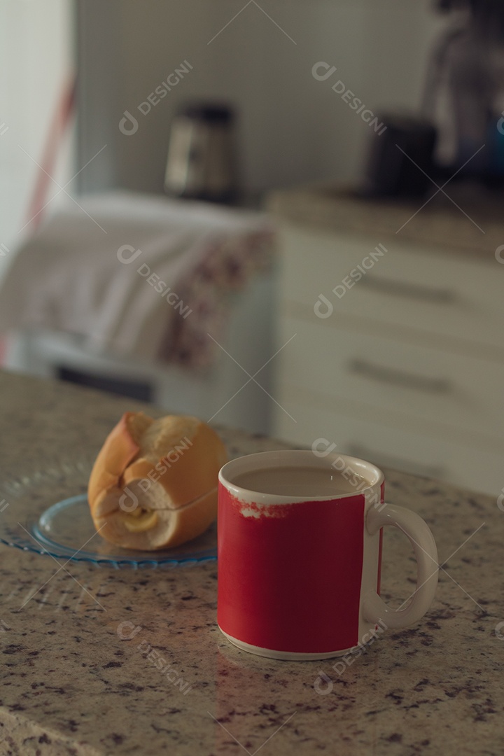 Café da manhã brasileiro. Xícara de café e pão torrado com manteiga
