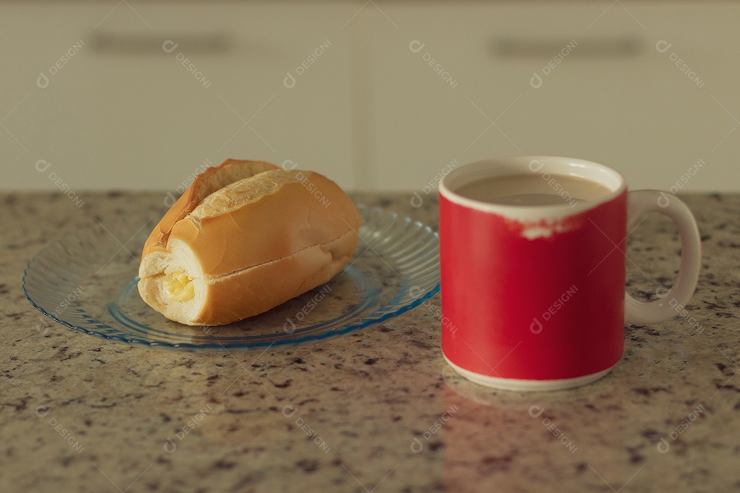 Café da manhã brasileiro. Xícara de café e pão torrado com manteiga