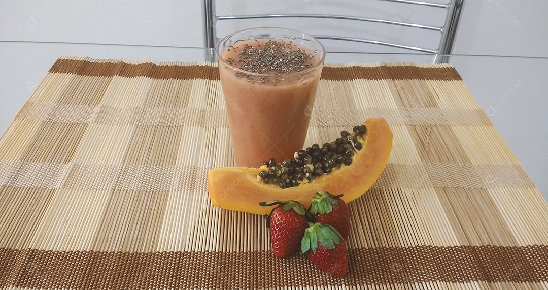 Vitamina vegana morango, mamão e banana