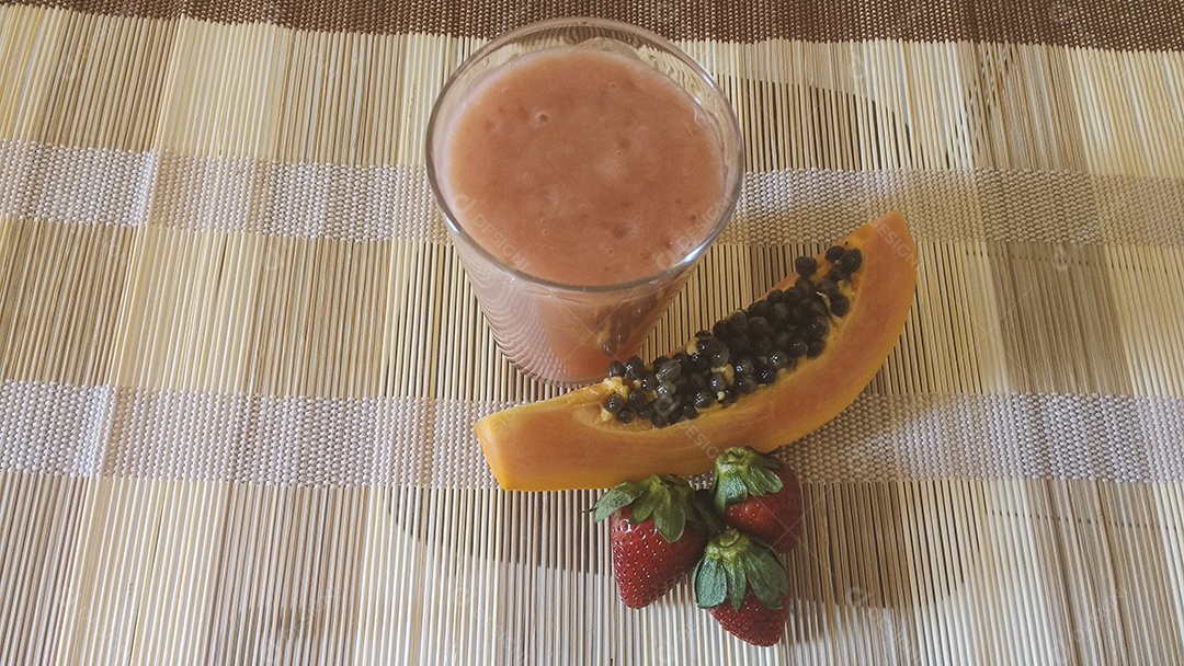 Vitamina vegana morango, mamão e banana