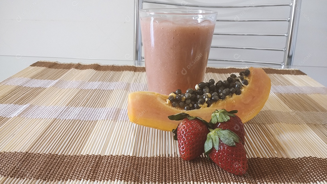 Vitamina vegana morango, mamão e banana