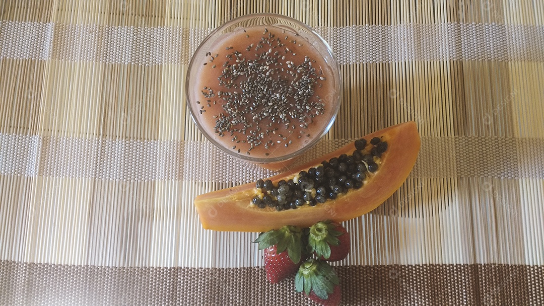 Vitamina vegana morango, mamão e banana