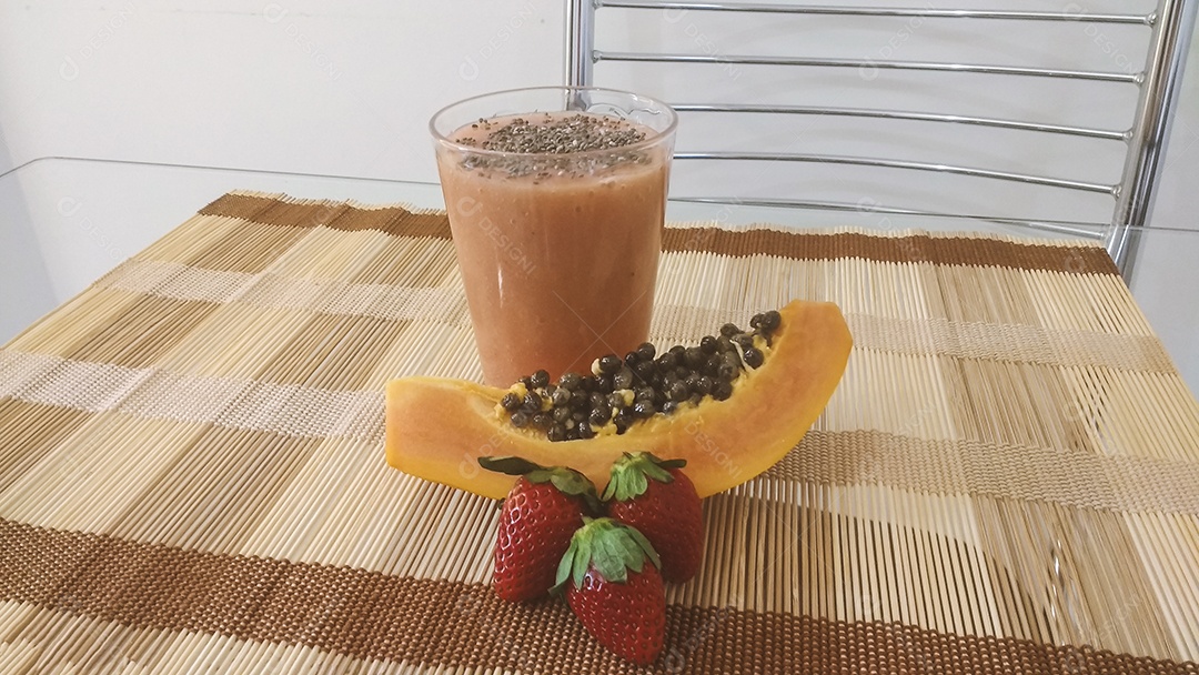 Vitamina vegana morango, mamão e banana