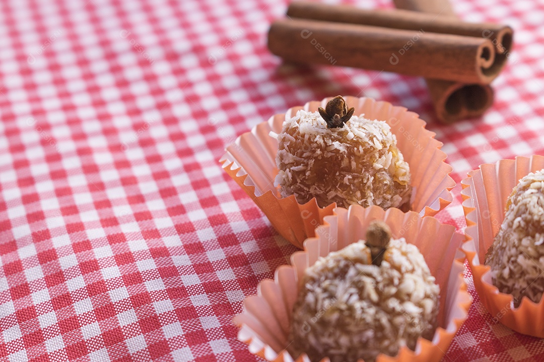 Sobremesa brasileira doce de abóbora, coco e canela. Festa Junina Festa Cultura Brasileira Conceito Imagem.