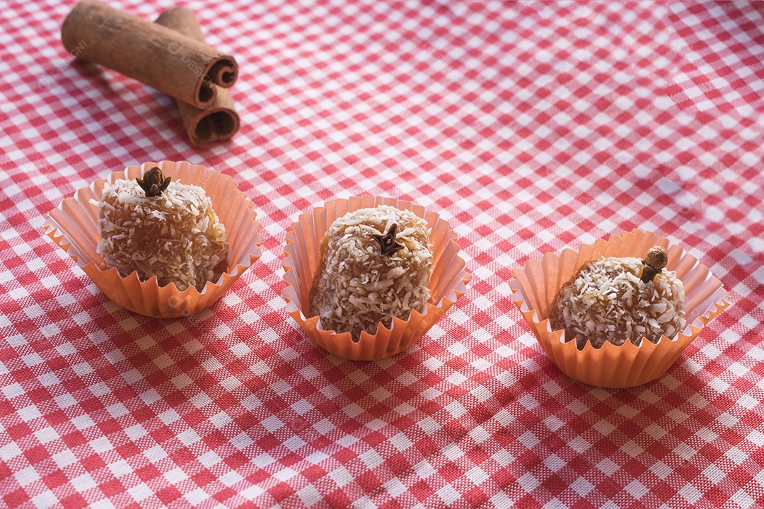 Sobremesa brasileira doce de abóbora, coco e canela. Festa Junina Festa Cultura Brasileira Conceito Imagem.