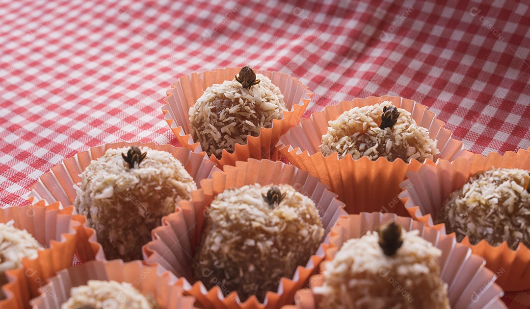 Doce de leite de sobremesa brasileira em uma mesa de madeira. Festa Junina Festa Cultura Brasileira Conceito Imagem.