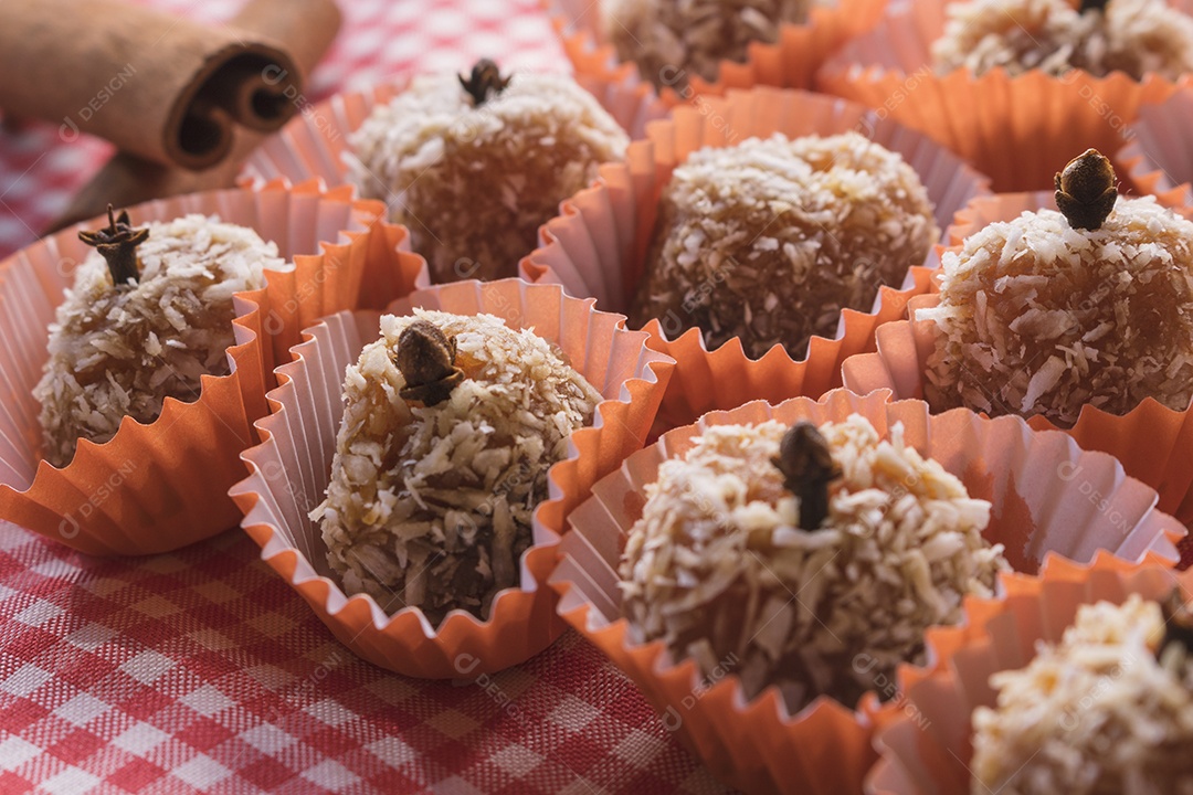 Doce de leite de sobremesa brasileira em uma mesa de madeira. Festa Junina Festa Cultura Brasileira Conceito Imagem.
