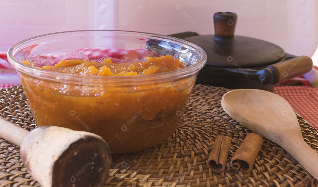 Doce de leite de sobremesa brasileira em uma mesa de madeira. Festa Junina Festa Cultura Brasileira Conceito Imagem.