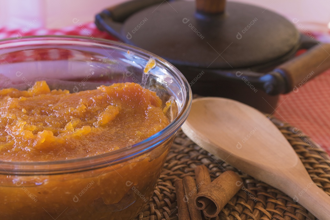 Doce de leite de sobremesa brasileira em uma mesa de madeira. Festa Junina Festa Cultura Brasileira Conceito Imagem.