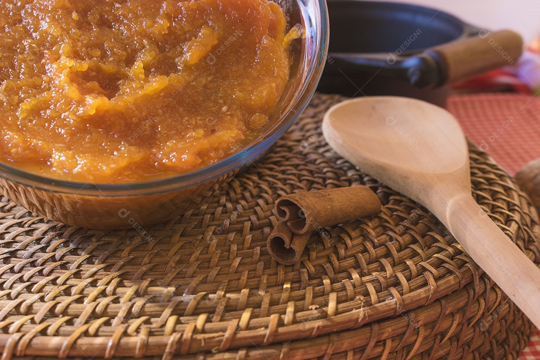 Doce de leite de sobremesa brasileira em uma mesa de madeira. Festa Junina Festa Cultura Brasileira Conceito Imagem.