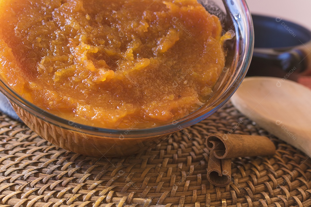 Doce de leite de sobremesa brasileira em uma mesa de madeira. Festa Junina Festa Cultura Brasileira Conceito Imagem.