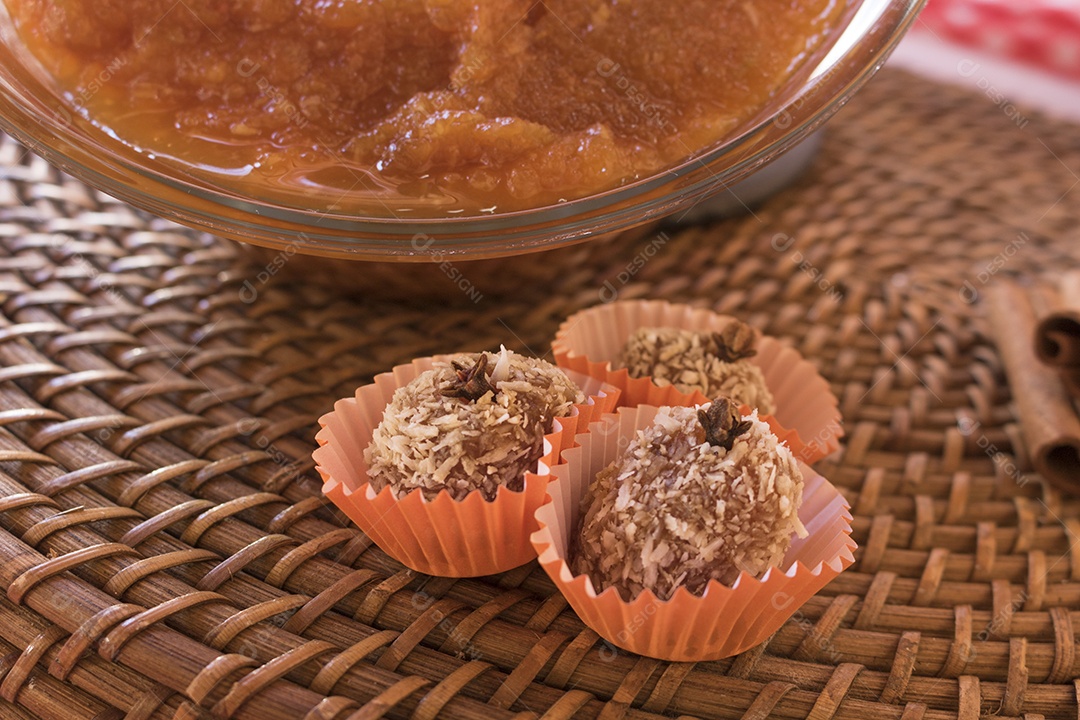 Doce de leite de sobremesa brasileira em uma mesa de madeira. Festa Junina Festa Cultura Brasileira Conceito Imagem.