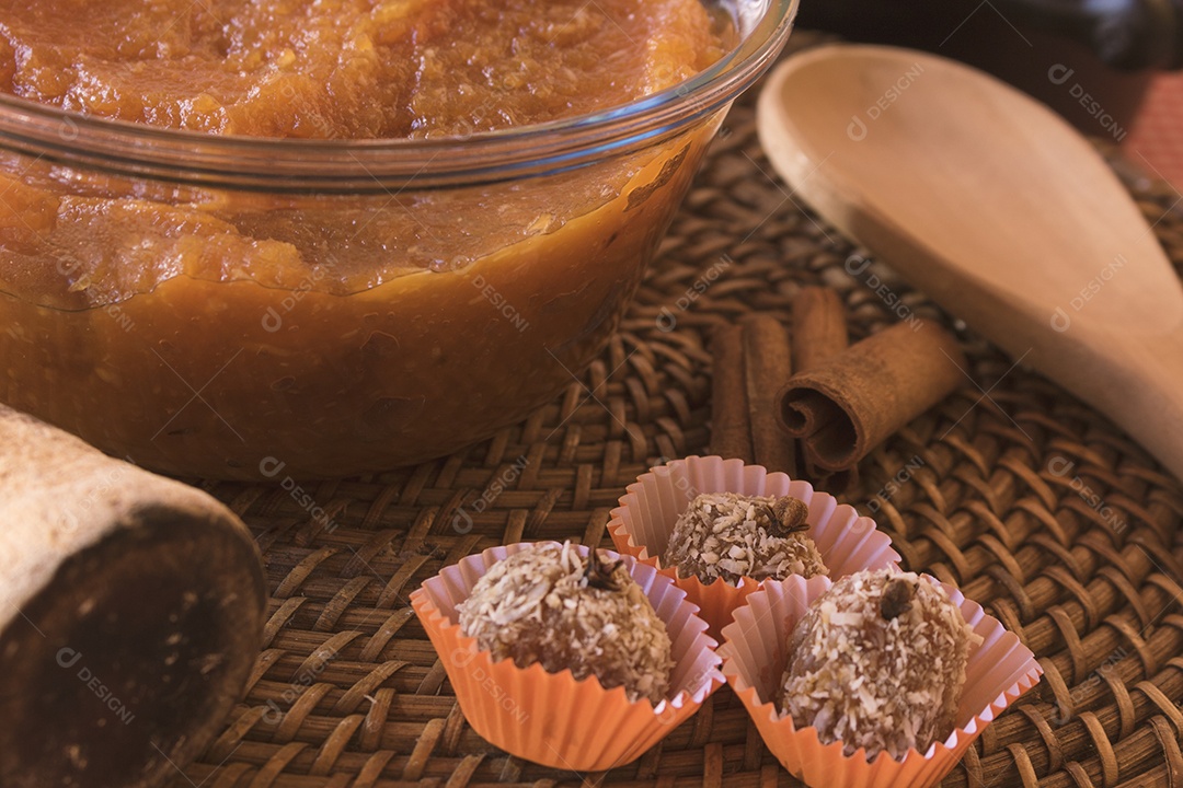 Doce de leite de sobremesa brasileira em uma mesa de madeira. Festa Junina Festa Cultura Brasileira Conceito Imagem.
