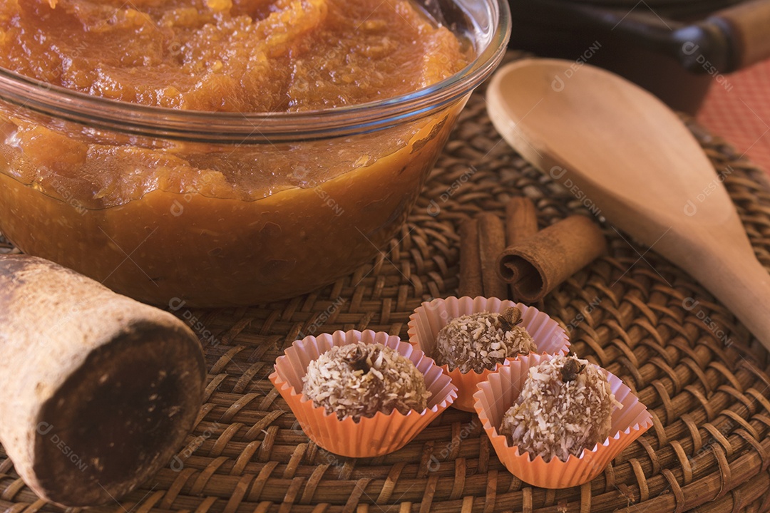 Doce de leite de sobremesa brasileira em uma mesa de madeira. Festa Junina Festa Cultura Brasileira Conceito Imagem.